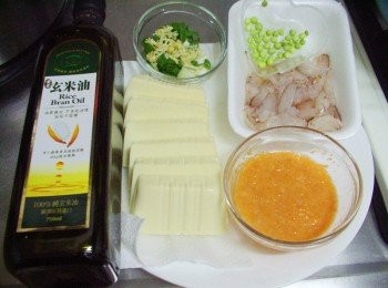 step1: 步驟1先準備好所需<span class="group_1">材料</span>ˊ雞蛋豆腐切片擦乾水份ˊ 紅蘿蔔磨成泥和<span class="group_2">調味A</span>先拌勻ˊ蔥薑切末備用