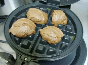 step4: 鬆餅機先預熱ˊ並塗上少許奶油ˊ 完成的麵糊舀適量大小放於鬆餅機上烤3~5分鐘即可 (喜歡口感軟些時間就短一點ˊ喜歡較香酥些就延長烤的時間)