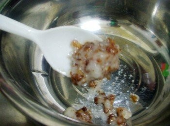 step5: 5.用適合拌勻的容器ˊ放入2大匙香蔥肉燥和1/2小匙鮮味炒手ˊ 然後將燙熟的生菜拌勻即可