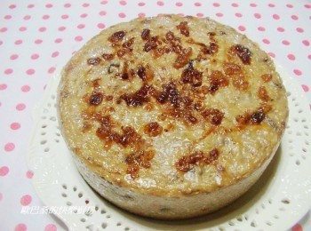 step5: 取出的芋頭粿表面略有濕氣是正常的ˊ放涼即可變乾爽ˊ 然後可覆蓋上保鮮模ˊ放冰箱冷藏2~3小時後再切會比較漂亮哦。 這是完成ˊ尚未冷藏的芋頭粿