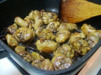 step6: 嗆入米酒或紹興酒ˊ醬油ˊ略滾上色