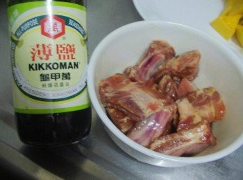 step2: 豬小排略為沖洗ˊ擦乾水份ˊ用<span class="group_2">豬小排醃料</span>醃漬入味 (約30~60分鐘) 【龜甲萬 -薄鹽醬油】 少了鹽多了健康ˊ 100%純釀造ˊ含鹽量僅10%ˊ 比一般醬油低3~4成ˊ 沒有刺鼻加工味ˊ味道回甘不死鹹ˊ 少鹽美味依舊不減ˊ最棒的是ˊ這樣沒負擔的好滋味ˊ 用來煎ˊ煮ˊ炒ˊ炸ˊ沾ˊ做任何料理都非常適合。 運用少許<span class="group_3">調味</span>就能帶出整體色澤和味道ˊ 簡單輕鬆就能美味上桌喔。