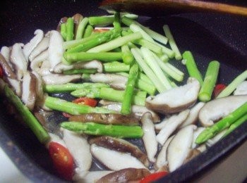 step3: 然後擺入綠蘆筍再拌炒個1~2分鐘ˊ(覺得太乾可酌量加少許水)