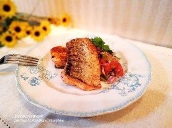 step8: 盛盤再搭配上事先處理好莎莎醬就能上桌品嚐囉。