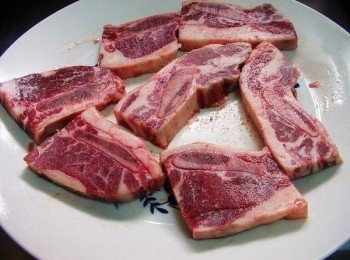 step4: 將牛小排雙面均勻灑上酌量海鹽