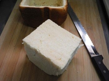 step5: 底部預留約1cmˊ於外圍對角再劃一刀ˊ即可取出中間麵包