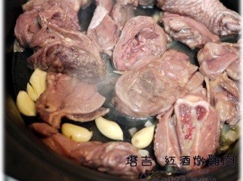 step4: 用奶油+大蒜放到塔吉鍋裡爆香後，大火雞肉下鍋煎到雞皮呈金黃色。接著把洋蔥丁下鍋翻炒至洋蔥呈半透明色