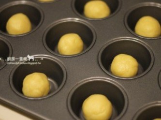 step3: 將麵糰分成每個約32~33g的小球，放入杯子蛋糕烤盤中。