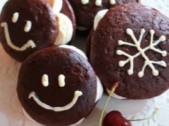 step8: 我這次用冰淇淋勺挖取麵糊，烤出來的whoppie pie直徑約9~10公分，有點大，所以只能做約五個。 嫌漆黑黑的表面頗單調，所以利用微波爐軟化了些白巧克力來裝飾，這步驟可省略喔!