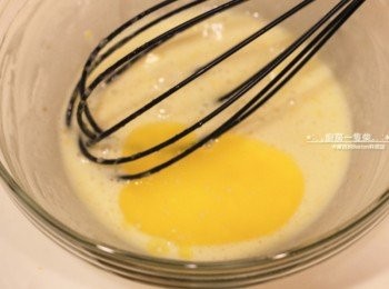 step4: 融化的無鹽奶油加入拌勻。