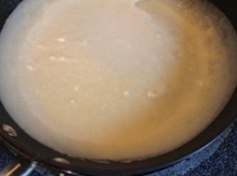 step3: 在平底鍋中倒入薄薄的麵糊, 並轉動鍋子使麵糊散開成圓形