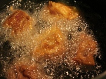 step4: 熱油鍋, 用中大火將雞肉炸熟
