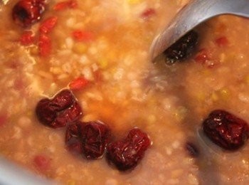 step4: 八寶粥煮熟後, 將3)的桂圓紅棗枸杞加入, 並用適量的冰糖調味即完成