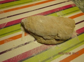 step5: 麵團左右折成三折，再上下折成三折，蓋上濕棉布或任何蓋子以防止水份揮發，進行第二次發酵約60~90分鐘。