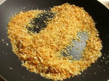 step5: 平底鍋倒油放麵包粉炒到香備用