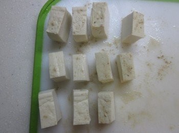 step3: 豆腐切成16塊,灑白胡椒粉備用