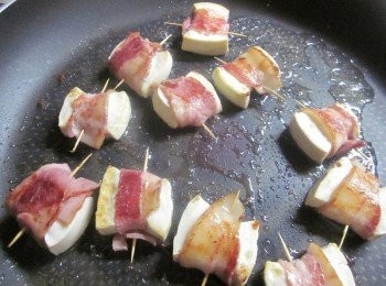 step6: 平底鍋不放油,直接煎5.培根豆腐捲至兩面金黃色即可盛起備用