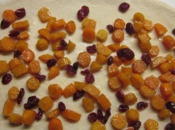 step5: 製麵包機發出嗶嗶聲時拿出<span class="group_2">麵團</span>,將<span class="group_2">麵團</span>擀成長條形鋪上作法4.的<span class="group_3">蜜蕃薯</span>及蔓越莓