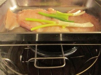 step4: 將作法2.雞肉及作法3.<span class="group_2">醬汁</span>一同放入電鍋,外鍋放0.5~1杯水蒸熟(視雞肉份量而定)