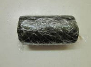 step3: 竹簾朝自己的方向捲起,邊捲邊壓緊<span class="group_1">食材</span>,最後將側邊的保鮮膜轉緊,稍為固型後再切片即可