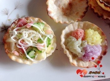 step5: 鋪在烤好的水餃皮中,擠上沙拉醬,另外一個裝入彩色米