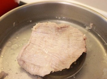 step2: 松板豬肉小火煮20分鐘，再悶10分鐘。放涼備用。