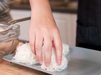 step4: 捲成－個個米粉球，備用。