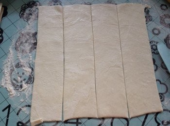step2: 現成急凍酥皮從冰箱拿出來後，回溫15分鐘，再將1片切成4條。
