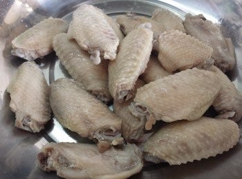 step4: 燒熱一鍋水，加入薑片及酒煮熟雞，再放入冰水/冷開水中過冷河5-10分鐘，讓<a href="https://bit.ly/3zHU5V3" target="_blank" data-keyword="雞翼" class="guide-link"><strong>雞翼</strong></a> <span style="display:inline-block;vertical-align:middle;margin-top:-3px;color:initial;border-radius:3px;padding:2px 3px;font-size:12px;line-height:14px;background:#87d300;color:#fff;">即買</span> 爽脆。