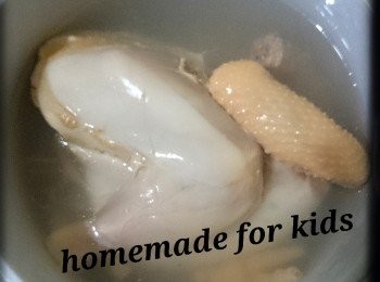 step4: 4. 煲 滾 水 加 入 有 餡 的 雞 ， 水 滾 後 以慢 火 燉 2 小 時 即 成 。