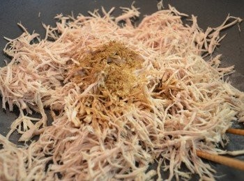 step4: 接著將豬肉絲放入炒鍋中（不用放油），加入所有調味料用筷子快速拌勻， 再用中小火不斷翻炒攪拌。