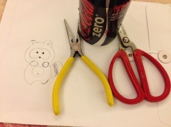 step16: 自製浣熊模具:

如沒有浣熊模具，也可以利用汽水罐自製模具。需要預備一個鋁質汽水罐，我是用可樂罐，一把剪刀和尖嘴鉗，適量膠紙。