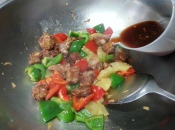 step8: 倒入以波好的排骨落青紅椒一起,加入菠蘿(B)獻汁料,炒1-2分鐘即可.
 (如覺得水多可以用2湯匙水加一茶匙生粉埋茨)