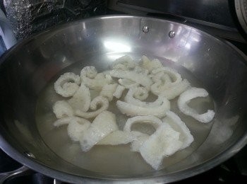 step1: 先將急凍豬皮解凍,出水3分鍾,魚蛋洗淨備用