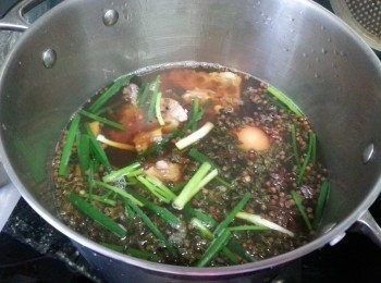 step4: 將所有材料及調味料放入煲,加熱水(水要蓋過雞蛋),水滾後較慢火煮個半鐘即可