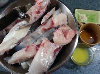 step1: 魚頭洗淨後用醃魚料醃30分鐘以上待入味