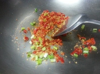 step5: 燒熱鑊用1湯匙油,先爆香長紅椒,炸蒜,蔥白,辣豆瓣醬