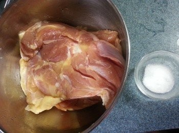 step1: 急凍<a href="https://bit.ly/2ZxapeY" target="_blank" data-keyword="雞扒" class="guide-link"><strong>雞扒</strong></a> <span style="display:inline-block;vertical-align:middle;margin-top:-3px;color:initial;border-radius:3px;padding:2px 3px;font-size:12px;line-height:14px;background:#87d300;color:#fff;">即買</span> 解凍後洗淨用酒醃30分鐘以上