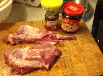 step1: 先將梅頭切成2條長條