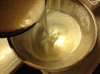 step3: 水和椰漿加入糖和油中火煮滾後熄火，立即倒用粉內攪勻至粉團