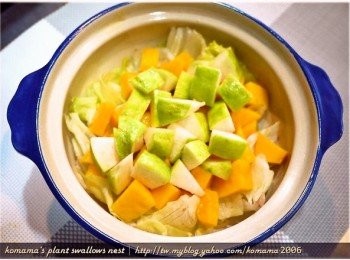 step4: 將芭樂切成一口大小的塊狀後，放置於芒果塊的上面。