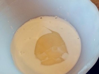 step2: 先將煉奶，牛奶及雲尼拿油混合，備用。
牛油坐熱水成牛油溶液。
低筋粉過篩兩次（增加空氣）。