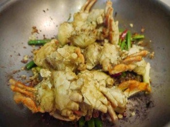 step11: *倒入螃蟹拌炒，<span class="group_1">調味</span>。