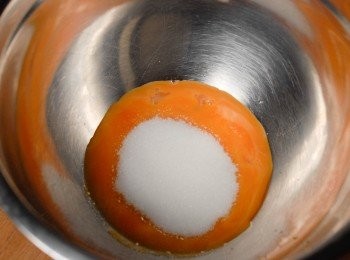 step1: 先用電動打蛋器打發蛋黃及糖，打發約一分鐘成蛋黃糊