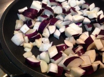 step1: 鍋中米杯1／3杯水，加入塩、油，水滾後下茄子蓋上鍋蓋1分鐘（中途不可掀蓋）