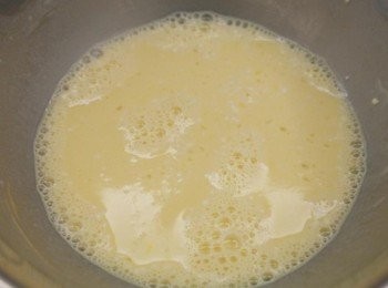 step1: 將雞蛋、牛奶、香草精及過篩的麵粉一同倒入容器內... 攪拌均勻放入冰箱冷藏。