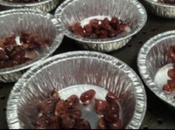 step4: 在容器內放入小許蜜紅豆，倒入粉漿至8成滿