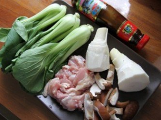 step1: 雞腿切塊、香菇切片、鮮竹筍切滾刀塊。青江菜入滾水川燙後取出入冷水漂涼瀝乾水份。