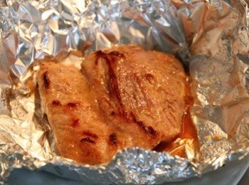 step2: 平底鍋倒少許橄欖油加熱放入松阪肉片將兩面煎香取出，取一張鋁箔紙將肉片放入密封靜置(目的讓肉片保留肉汁)。