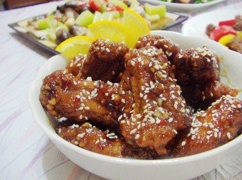 step11: 口感酸酸甜甜ˊ比起糖醋排骨毫不遜色， 因為天然老梅醋的加持ˊ甚至略勝一籌喔， 有機會您一定要試試這美妙的好滋味~